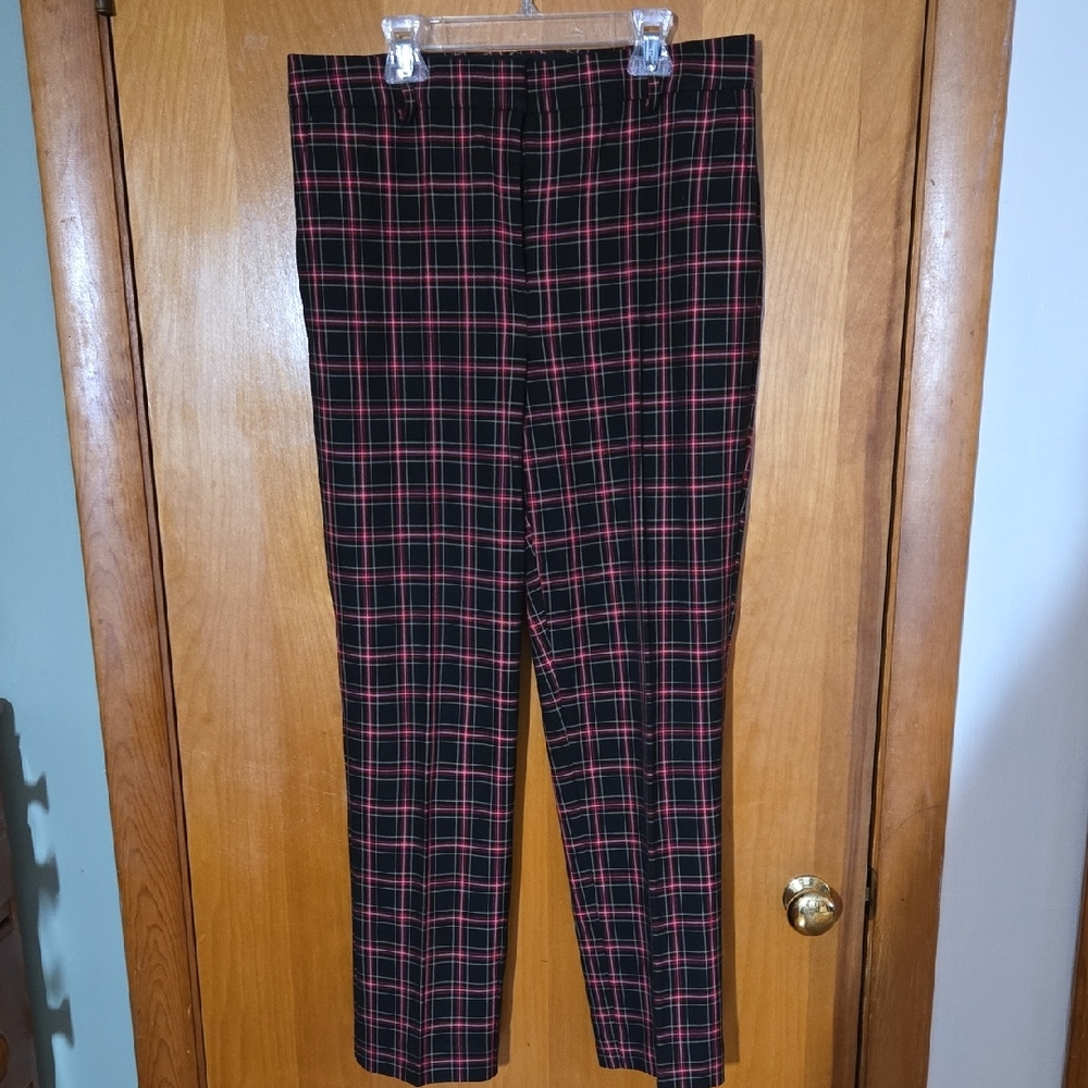 Like New Ann Taylor The Eva Pant in Red & Black Plaid, size 8 Curvy Fit